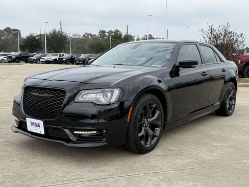 Used 2023 Chrysler 300 Touring L w/ Comfort Group image 9