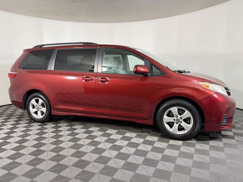 Used 2018 Toyota Sienna LE FWD image 7
