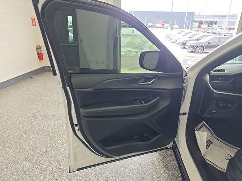 Used 2023 Jeep Grand Cherokee Altitude image 24