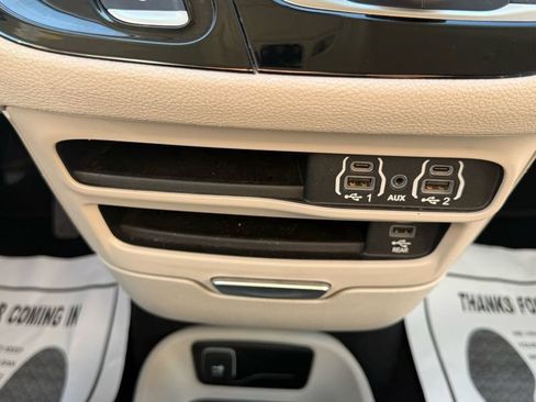 Used 2022 Chrysler Pacifica Touring-L w/ Uconnect Theater Family Group FWD image 29