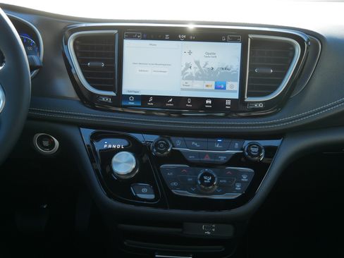 New 2026 Chrysler Pacifica Select image 10