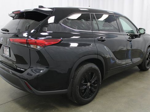 Used 2021 Toyota Highlander XLE image 5