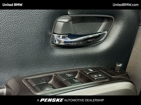 Used 2021 Nissan Titan SV w/ SV Convenience Package image 3