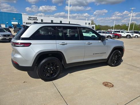 Used 2025 Jeep Grand Cherokee Altitude AWD/4WD image 13