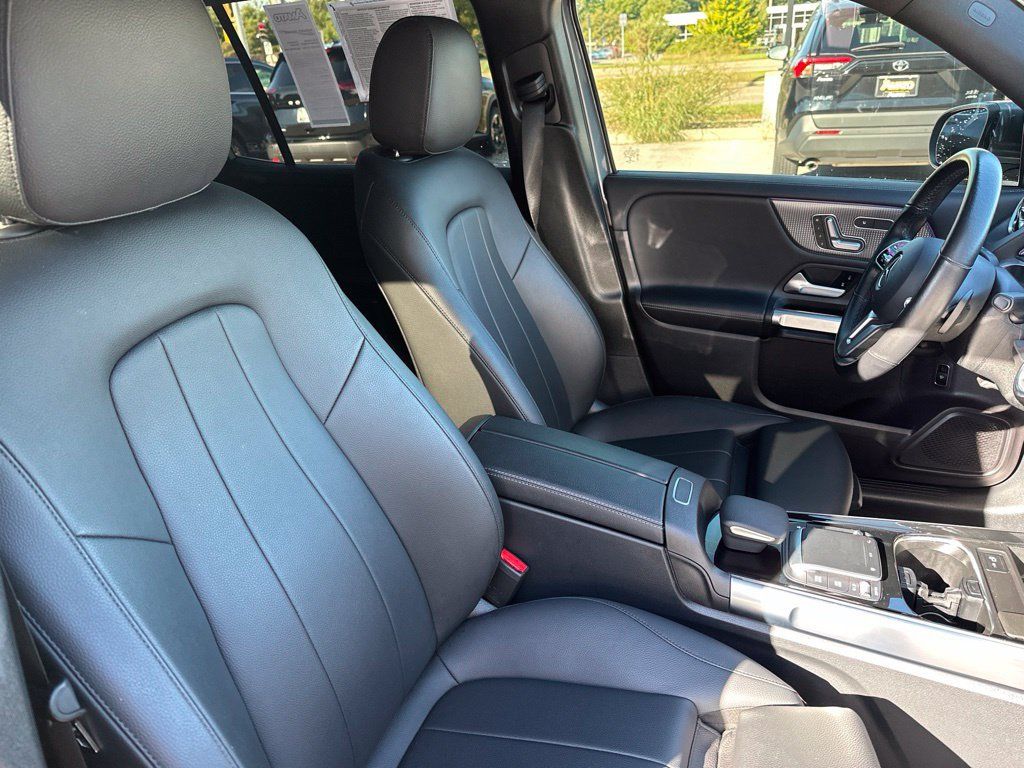 Used 2021 Mercedes-Benz GLB 250 4MATIC w/ Premium Package image 18