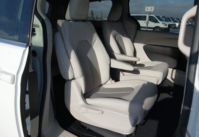 Used 2019 Chrysler Pacifica Touring Plus FWD image 7
