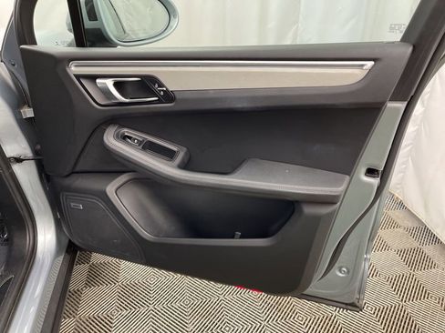 Used 2021 Porsche Macan image 28