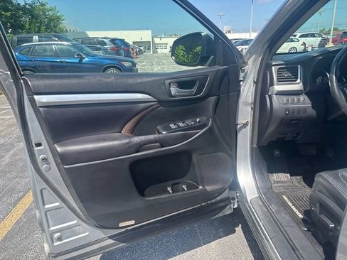 Used 2016 Toyota Highlander XLE AWD/4WD image 13