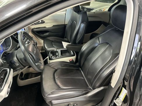 Used 2023 Chrysler Pacifica Touring-L FWD image 23