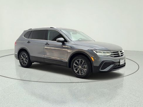 Used 2022 Volkswagen Tiguan SE FWD image 3