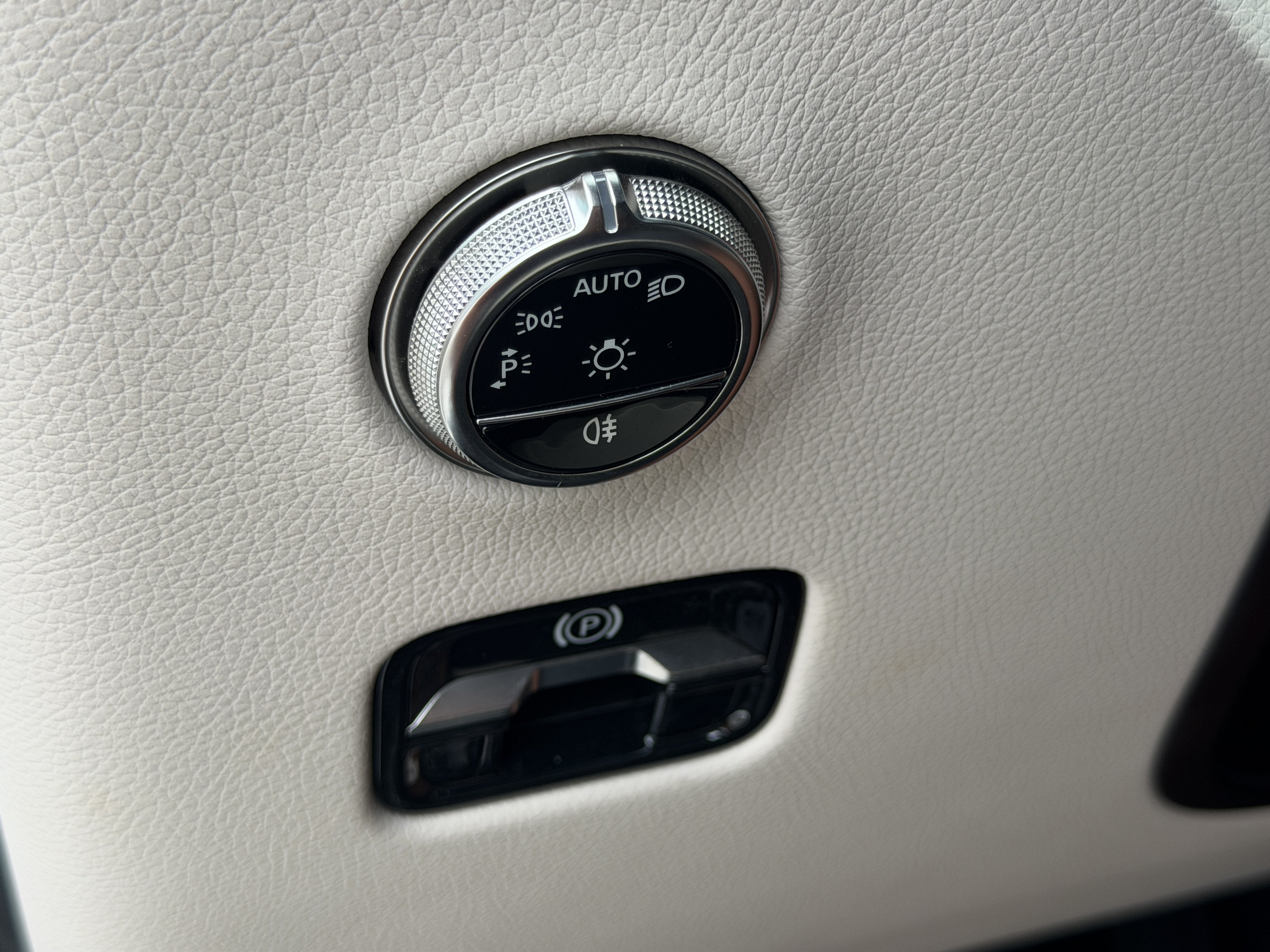 Used 2025 Mercedes-Benz GLC 300 image 30