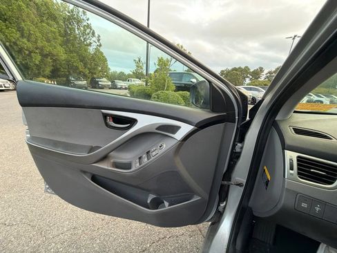 Used 2013 Hyundai Elantra GLS FWD image 10