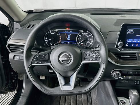 Used 2025 Nissan Altima 2.5 SV FWD image 18