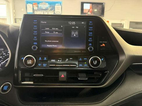 Used 2021 Toyota Highlander XLE image 17