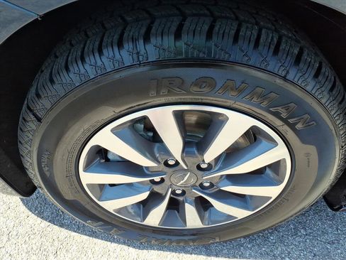 Used 2023 Chrysler Pacifica Touring-L FWD image 10