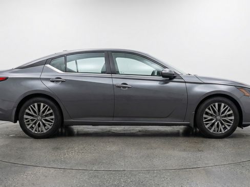 Used 2025 Nissan Altima 2.5 SV image 11