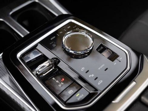 Used 2024 BMW 760i xDrive w/ Premium Package 2 image 31