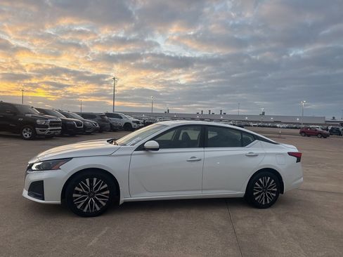 Used 2023 Nissan Altima 2.5 SV w/ SV Premium Package image 11
