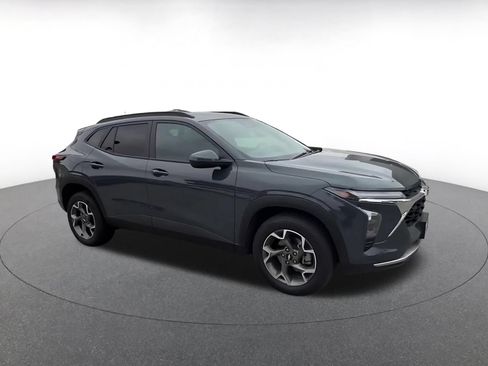 Used 2025 Chevrolet Trax LT w/ LT Convenience Package FWD image 2