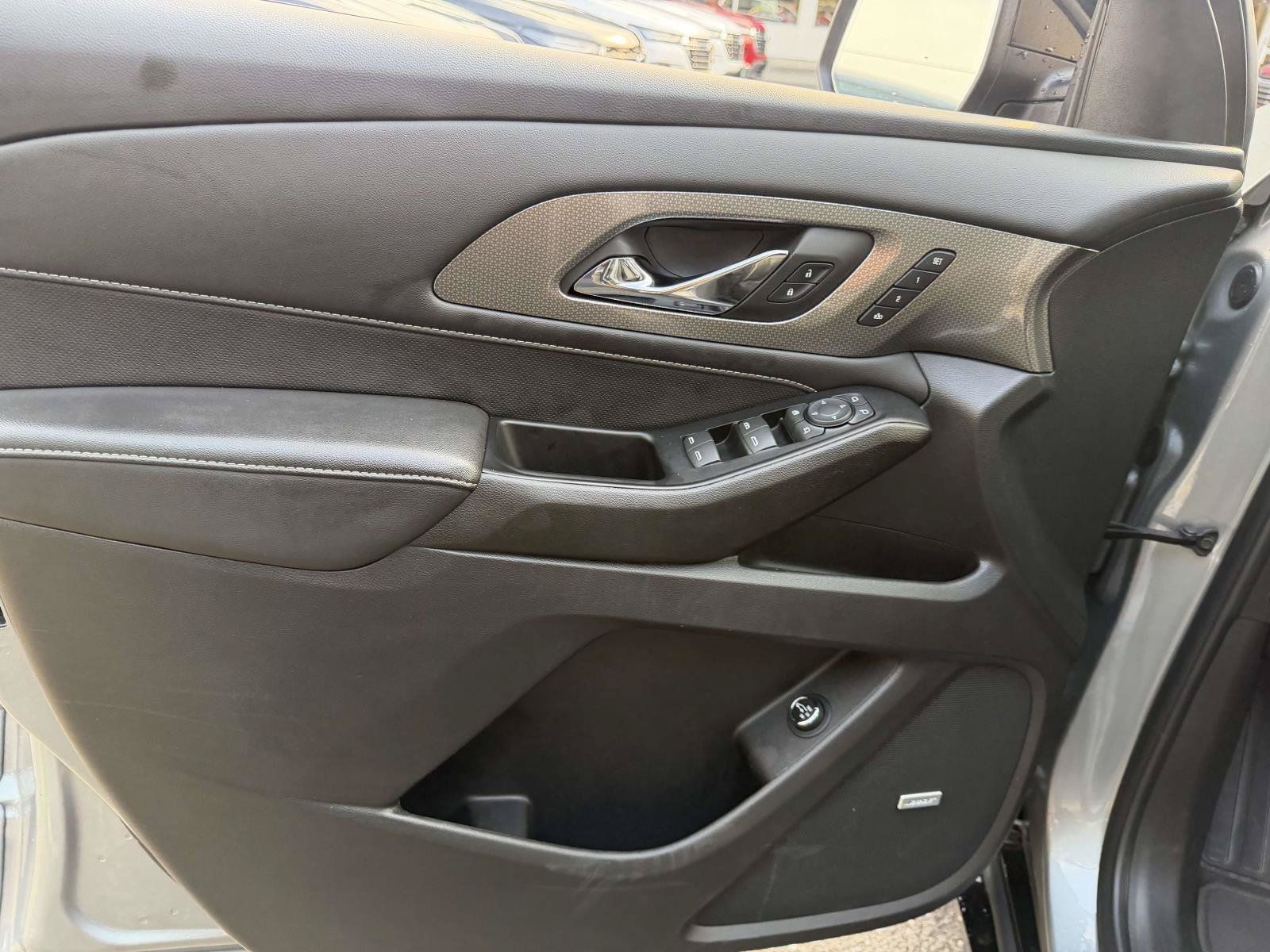 Certified 2023 Chevrolet Traverse Premier w/ Redline Edition AWD/4WD image 17