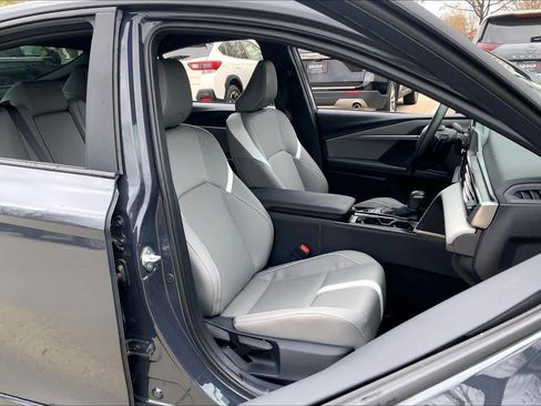 Used 2025 Toyota Camry SE w/ Convenience Package image 9