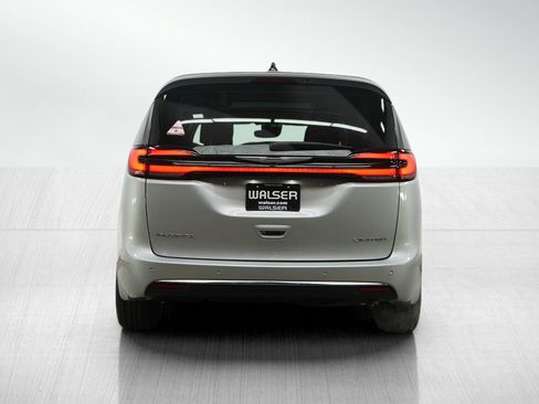 Used 2024 Chrysler Pacifica Limited image 4