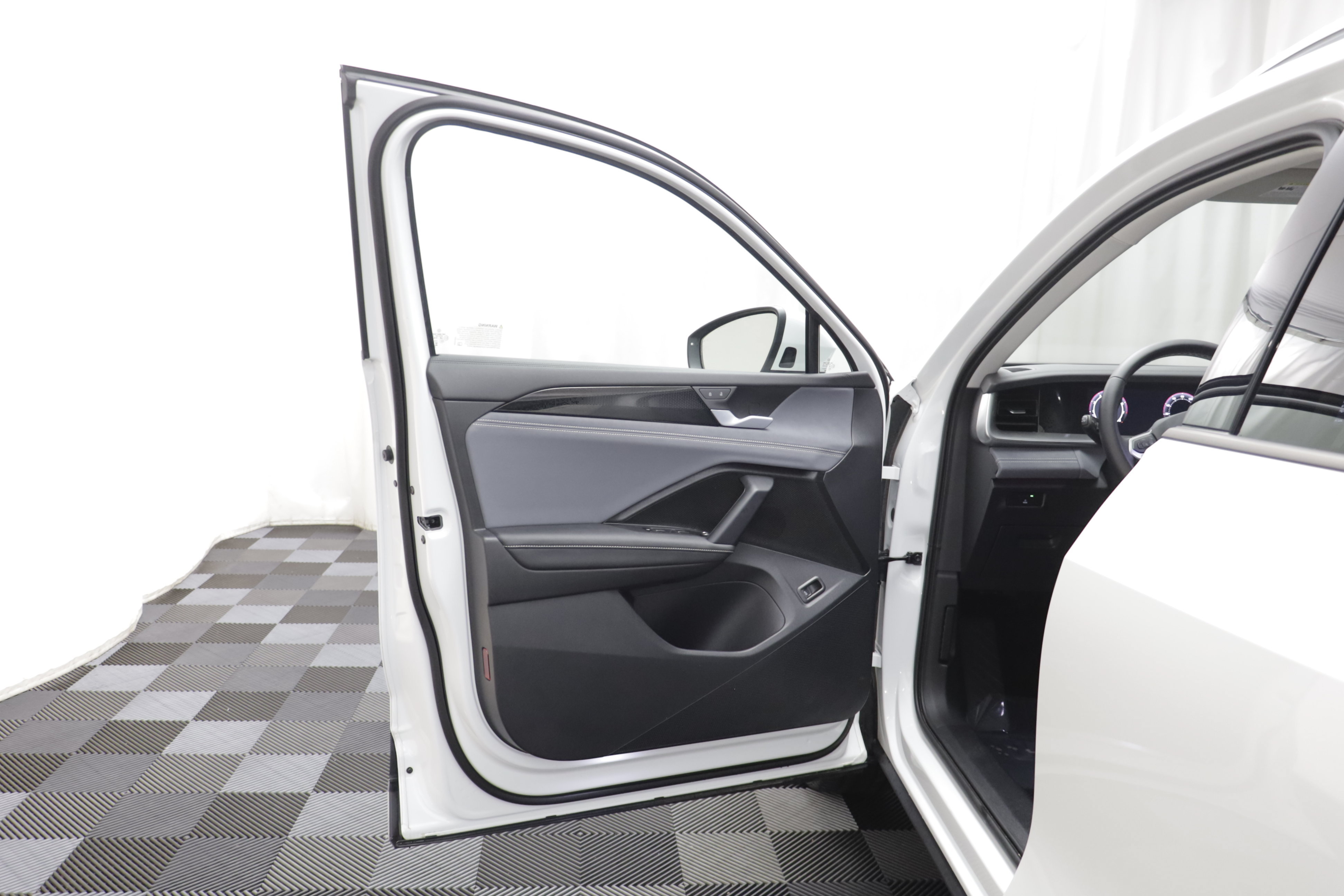 Used 2026 Volkswagen Tiguan SE w/ Panoramic Sunroof Package AWD/4WD image 4
