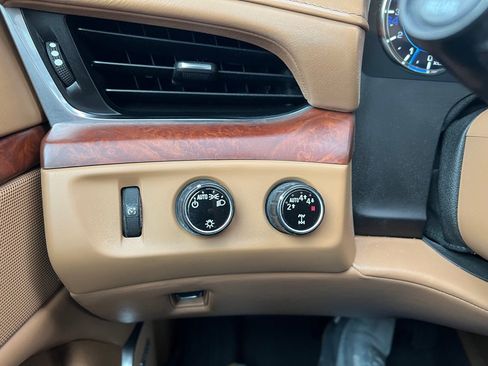Used 2017 Cadillac Escalade ESV Platinum AWD/4WD image 29
