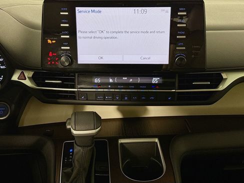 Used 2024 Toyota Sienna XLE image 38