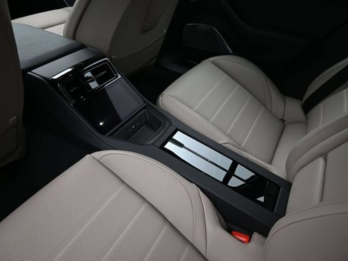 Certified 2025 Porsche Panamera image 19