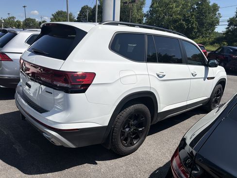 Used 2024 Volkswagen Atlas Peak Edition SE AWD/4WD image 6