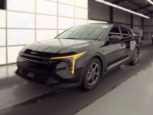 Used 2025 Kia K4 FWD image 2