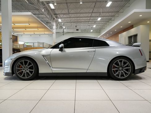 Used 2016 Nissan GT-R Premium AWD/4WD image 6