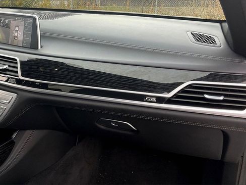 Used 2022 BMW 750i xDrive w/ Executive Package image 16