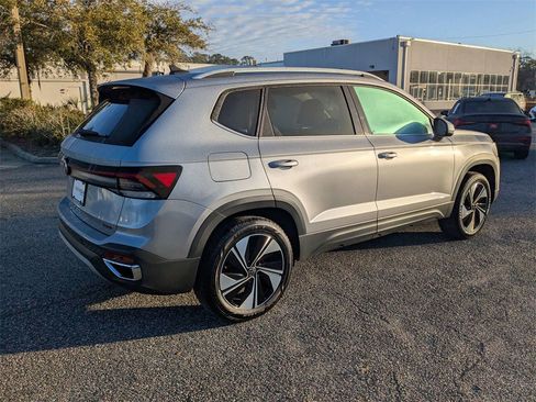 Used 2025 Volkswagen Taos SE image 4