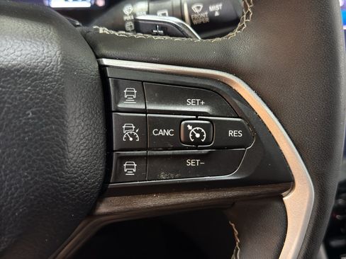 Used 2023 Jeep Grand Cherokee Limited w/ Luxury Tech Group II AWD/4WD image 25