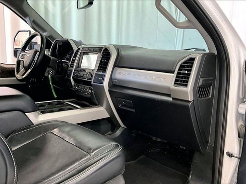 Used 2019 Ford F250 Lariat w/ Chrome Package image 28