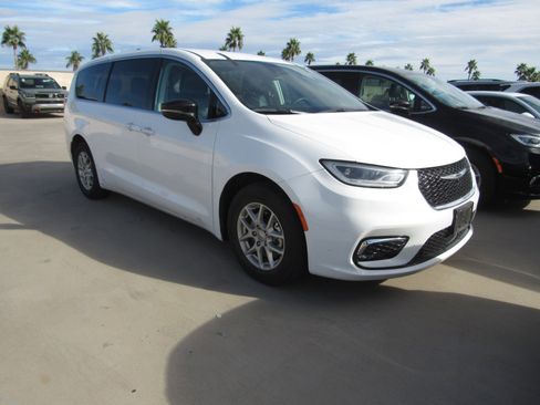 Used 2024 Chrysler Pacifica Touring-L image 2