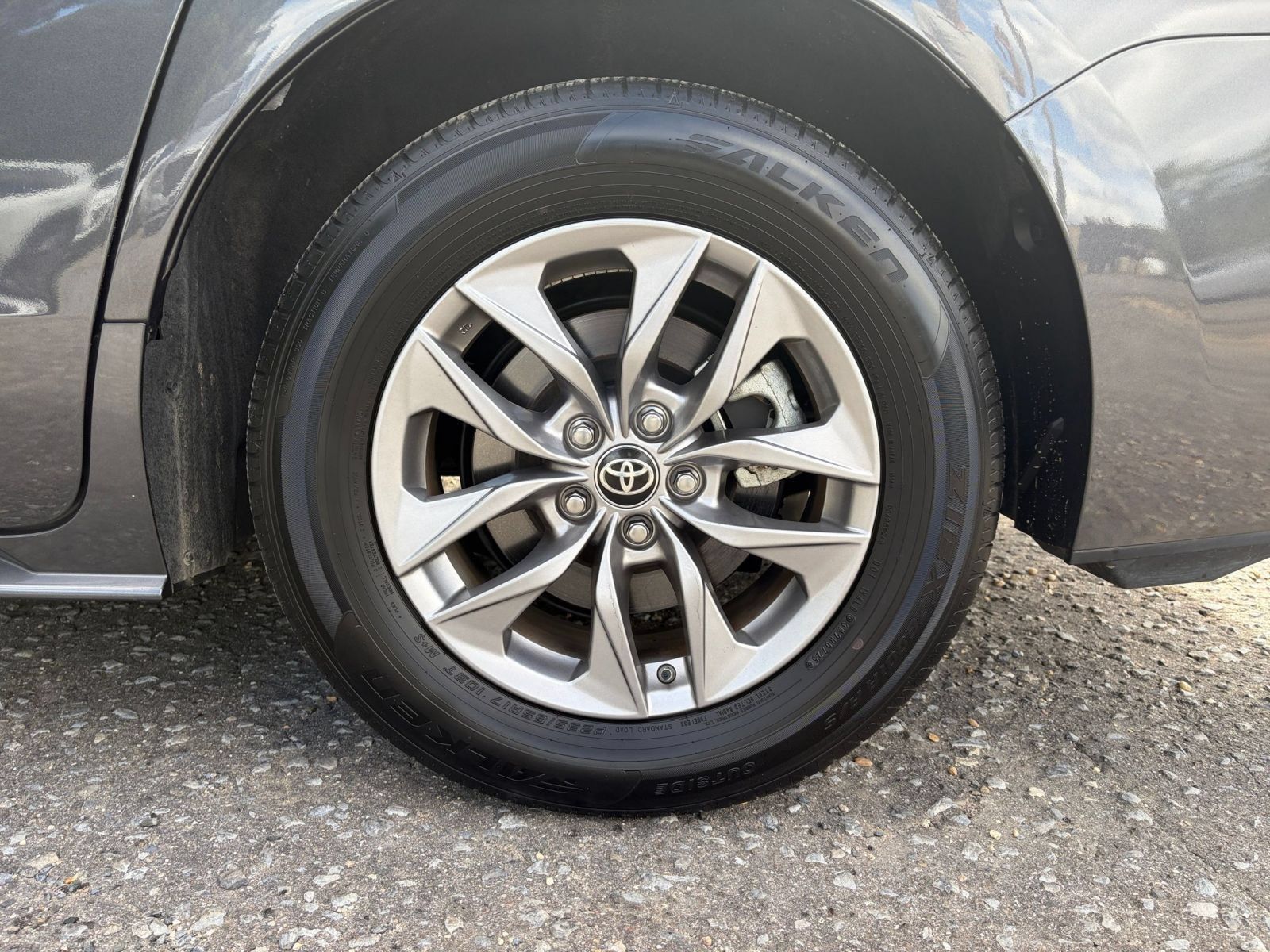 Used 2025 Toyota Sienna XLE FWD image 32