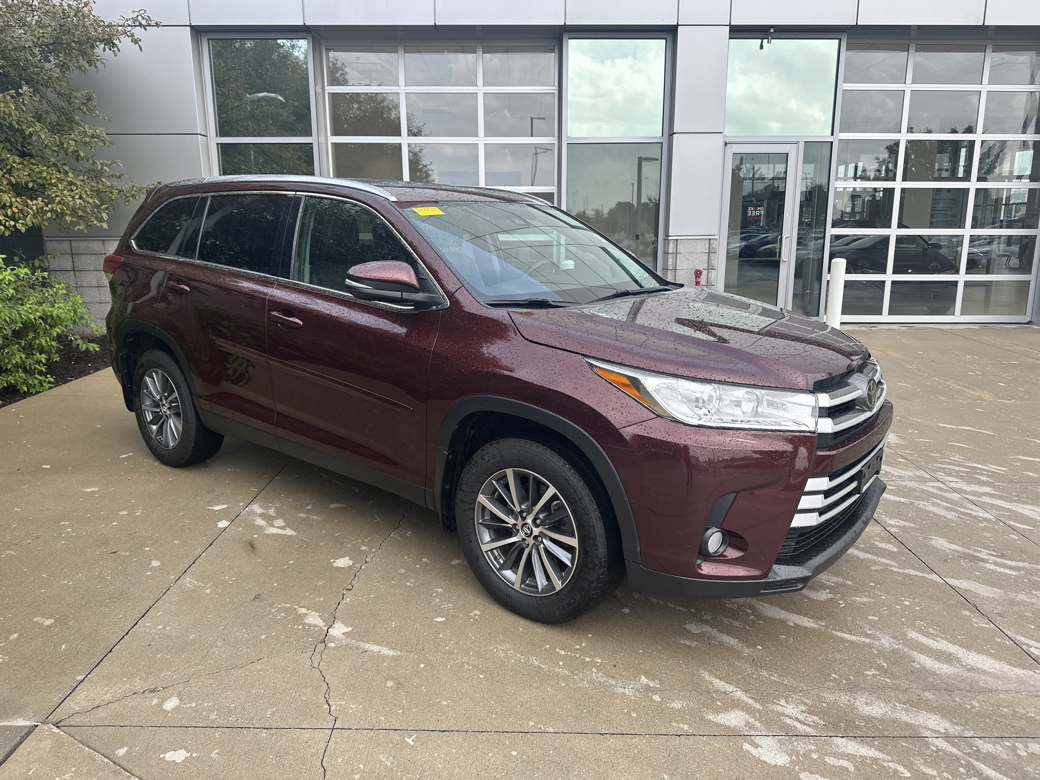 Used 2019 Toyota Highlander XLE AWD/4WD image 2