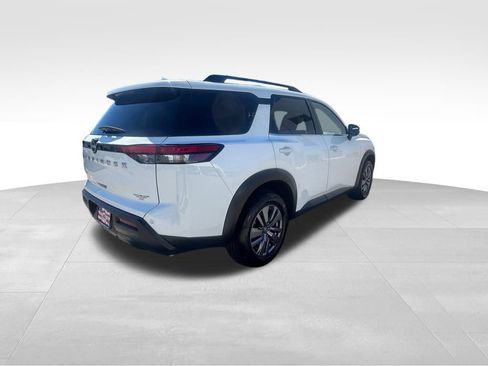 Used 2025 Nissan Pathfinder SV image 4
