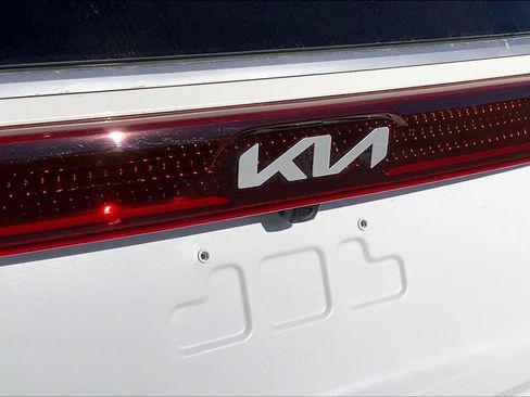 Used 2024 Kia Carnival LX image 28