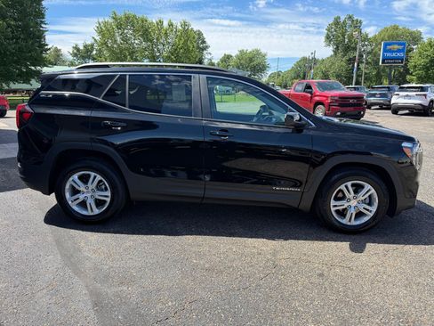 Used 2024 GMC Terrain SLE w/ Driver Convenience Package FWD image 4