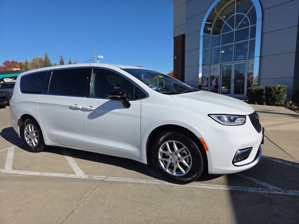 Certified 2026 Chrysler Pacifica Select FWD image 2