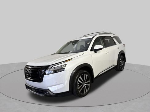 Certified 2025 Nissan Pathfinder Platinum w/ Black Appearance Package AWD/4WD image 2