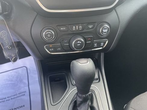 Used 2021 Jeep Cherokee Latitude FWD image 17