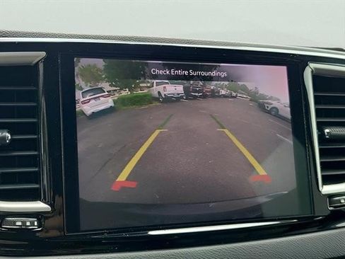 Used 2022 Chrysler Pacifica Touring-L FWD image 6
