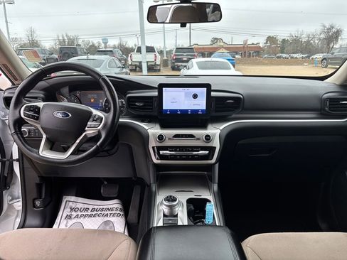 Used 2021 Ford Explorer XLT image 13