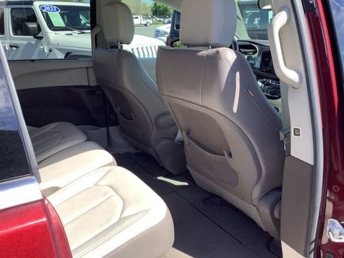 Used 2017 Chrysler Pacifica Touring-L image 34