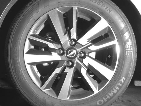 Used 2025 Nissan Versa SV FWD image 9